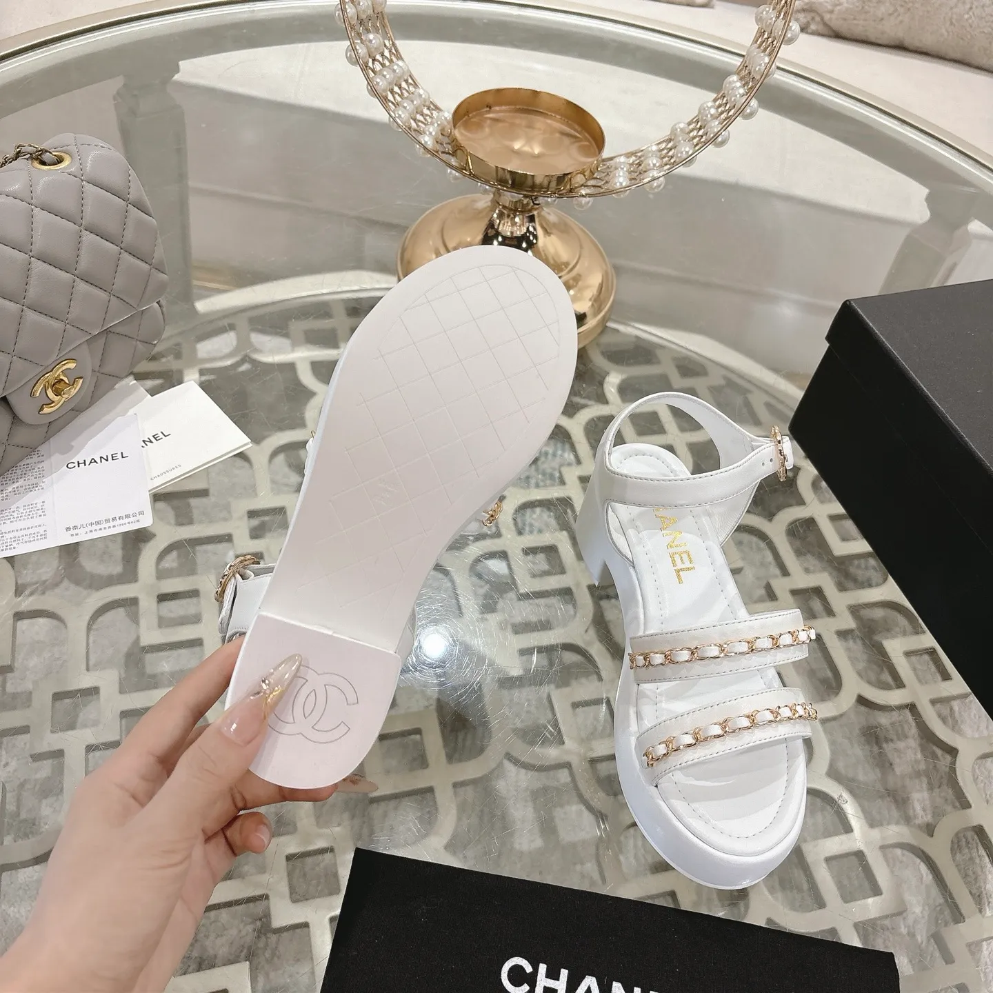 👟👟Ex-factory price 560👟👟Chanel Xiaoxiang 2025ss spring and summer latest catwalk fashion chain decoration top quality! Accurate to 1:1, light luxury without tiring the feet, the upper foot can be matched with spring and summer clothes at will, highlighting texture and taste, simple yet luxurious appearance, even if it is just a pair of sandals, it is definitely a must-have pair in the summer shoe cabinet. Upper: imported lambskin. Lining: imported sheepskin lining. Outsole: original customized outsole. Size: 35-40 (40.41.42 custom-made, non-returnable)